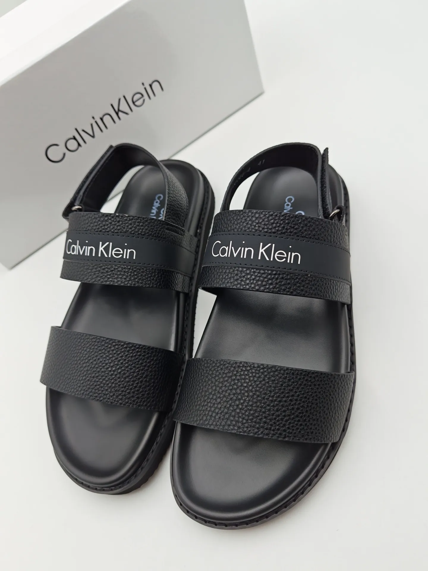 Men's shoes 💰300 Calvin Klein CK men's slippers, the upper of this slipper is made of imported cowhide, and the sole is also imported new EVA material. The foamed ultra-light outsole is more non-slip, three-dimensional and skin-friendly. Available from stock, long-term availability, Size: 38-46 yards.